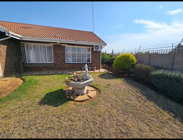 3 BEDROOM TOWNHOUSE FOR SALE IN ARCON PARK